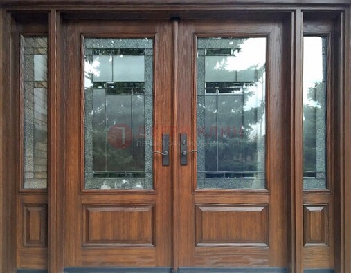 Распашная стальная дверь с массивом с витражом и фрамугами ВЖ-21 в Мурманске