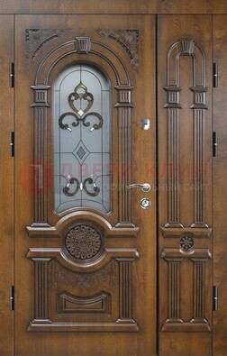 Коричневая двухстворчатая железная дверь с МДФ и витражом ВЖ-32 в Мурманске