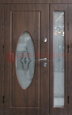 Коричневая двухстворчатая железная дверь с МДФ и витражом ВЖ-33 в Мурманске